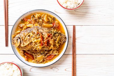 Salamura marul ile haşlanmış sazan balığı