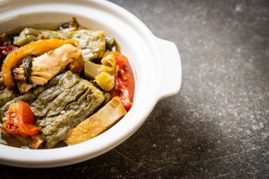 Acı kabak ve domuz eti ile korunmuş hardal yeşil çorba 