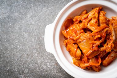 kimchi ile tavada kızartılmış domuz eti