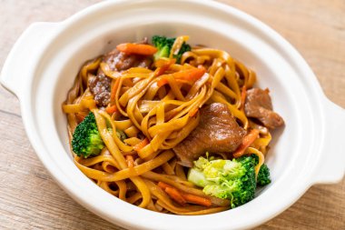 domuz ve sebze ile kızarmış erişte