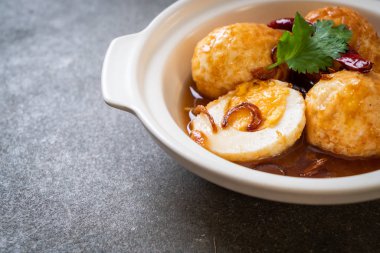 Haşlanmış yumurta demirhindi soslu kızarmış