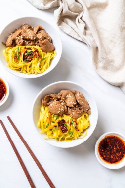 domuz eti ile Asya tavada kızartılmış erişte