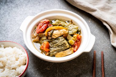 Acı kabak ve domuz eti ile korunmuş hardal yeşil çorba 