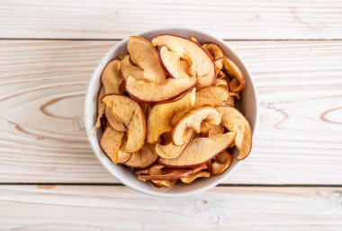 Ev yapımı kurutulmuş organik elma dilimli