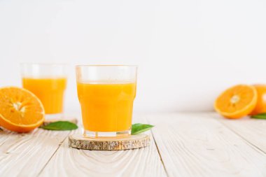 Ahşap arka plan üzerinde taze portakal suyu