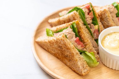 Ev yapımı ton balıklı sandviç 