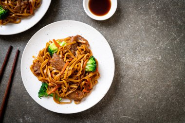 domuz ve sebze ile kızarmış erişte