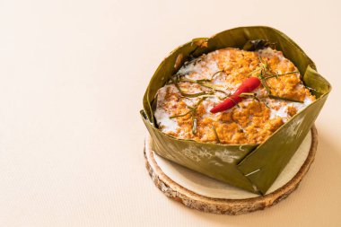 Köri ezmeli haşlanmış balık.