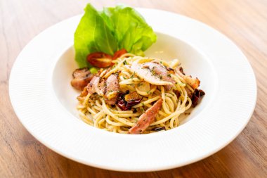 pastırma sarımsak ve biber ile spagetti