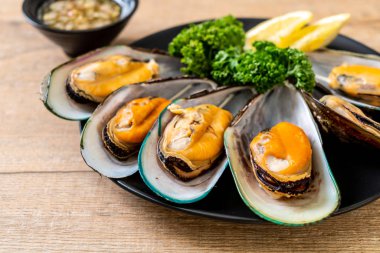 Limonlu ve maydanozlu midye