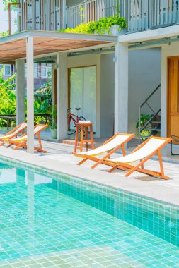 yüzme havuzu etrafında yatak havuzu