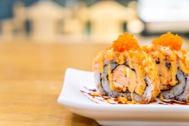 Peynir ile somon rulo suşi