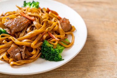 domuz ve sebze ile kızarmış erişte