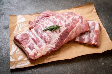 Taze çiğ domuz kaburgası. 