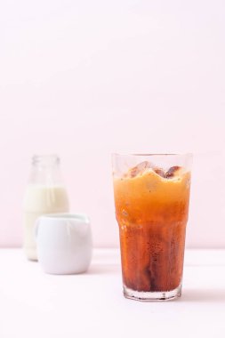 Tay çay buzlu süt ile