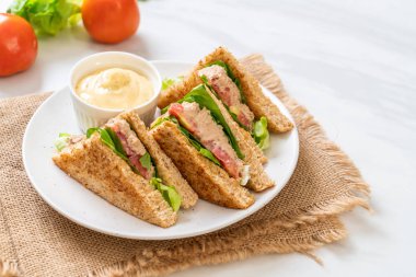 Ev yapımı ton balıklı sandviç 