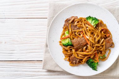 domuz ve sebze ile kızarmış erişte