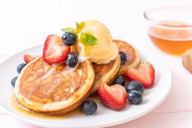 yaban mersini, çilek, bal ve vanilya buz-cr ile gözleme