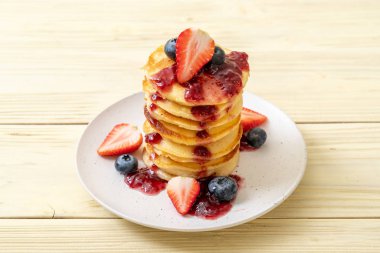 çilek ve yaban mersini ile gözleme 