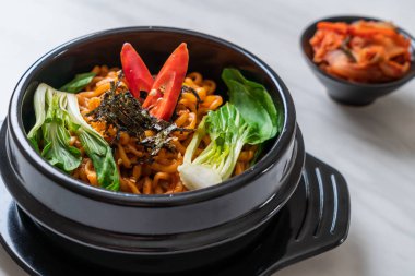 sebze ve kimchi Koreli anlık erişte