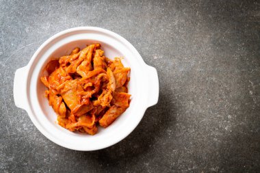 kimchi ile tavada kızartılmış domuz eti
