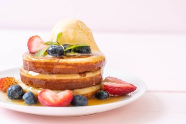 yaban mersini, çilek, bal ve vanilya buz-cr ile gözleme