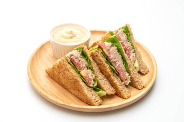 Beyaz arka planda ev yapımı tuna sandviç