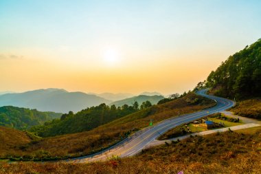 Katman dağ ve yol ile güzel günbatımı gökyüzü