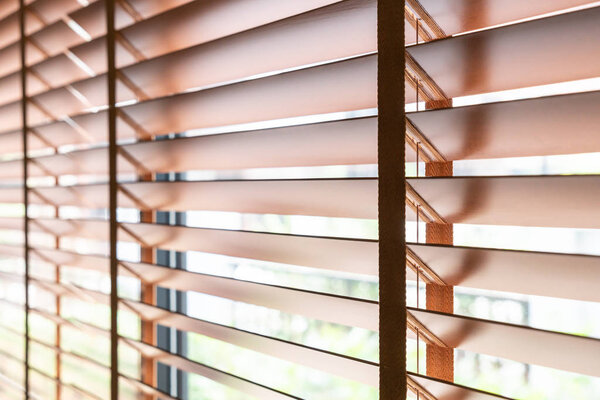 Деревянные ставни на окне в гостиной
