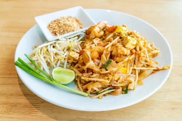 Fideos de arroz frito tailandés con gambas y camarones — Foto de Stock