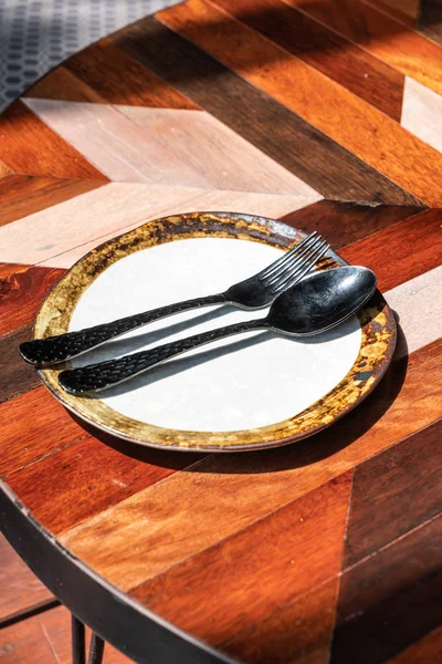 Kaşık ve çatal masada boş tabak — Stok fotoğraf