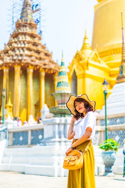 Happy Asijské žena cestování na chrám v Thajsku — Stock fotografie