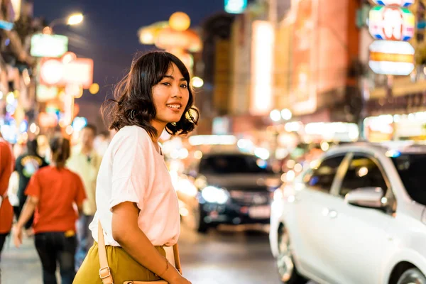 Jonge Aziatische vrouw reiziger met uitzicht op China Town in Bangkok, T — Stockfoto
