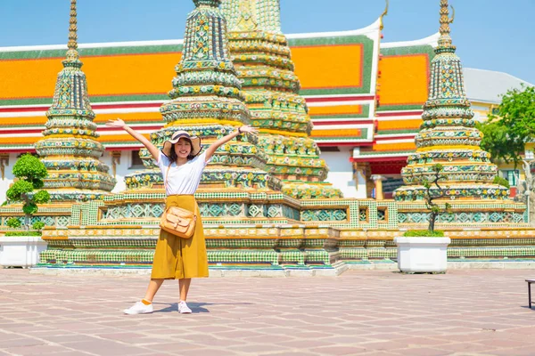 Happy Asian Woman Travel at temple in Thailand — Stock Photo, Image