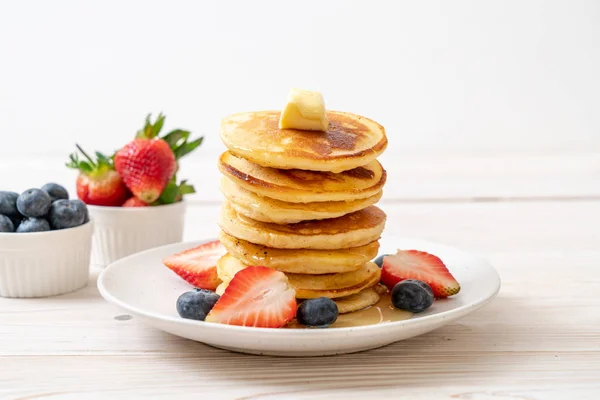 Pfannkuchen mit Erdbeeren, Blaubeeren und Honig — Stockfoto