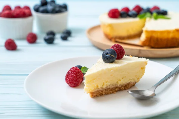 Homemade cheesecake with raspberries and blueberries — Stock Photo, Image