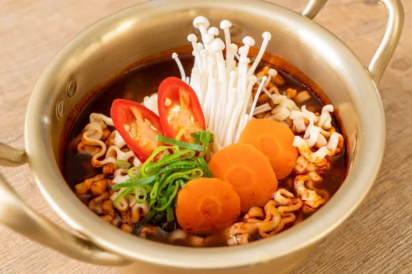 Macarrão instantâneo coreano em vaso dourado — Fotografia de Stock