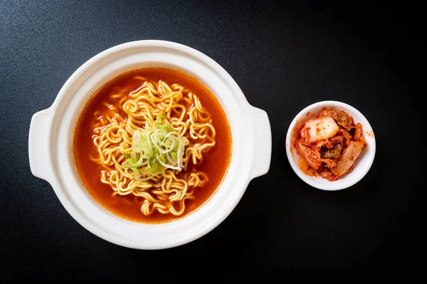 Fideos instantáneos picantes coreanos con kimchi — Foto de Stock