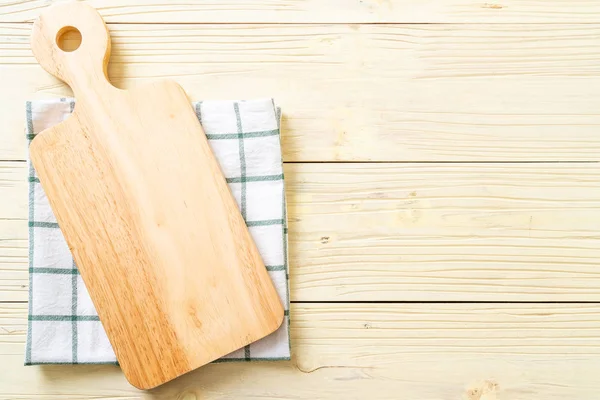 Tagliere vuoto in legno con panno da cucina — Foto Stock