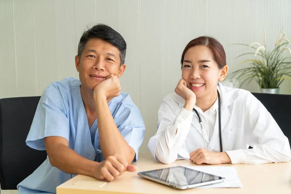 Asijské starší pacient s konzultace s lékařem — Stock fotografie