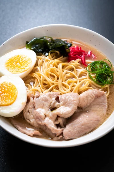 Nouilles ramen tonkotsu au porc et oeuf — Photo