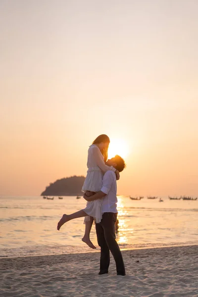 Joyeux couple voyageant en lune de miel sur une plage de sable tropical à su — Photo