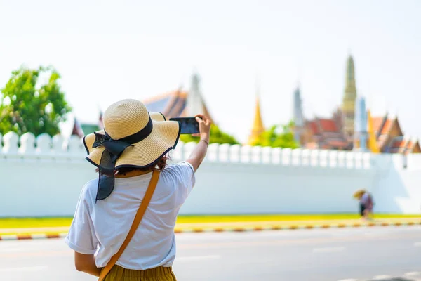 Felice donna asiatica Viaggiare in Thailandia — Foto Stock