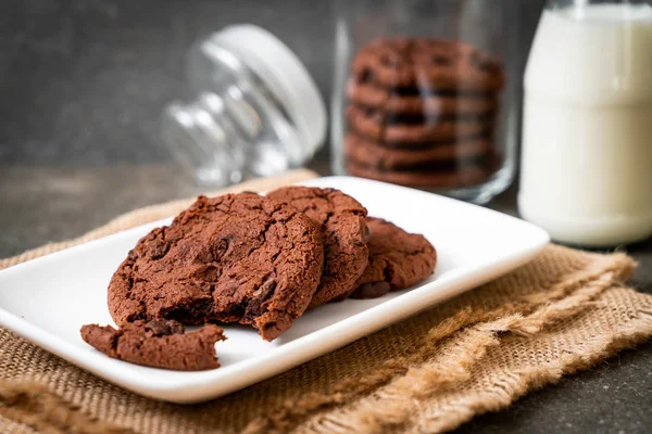 Biscoitos de chocolate com chips de chocolate — Fotografia de Stock