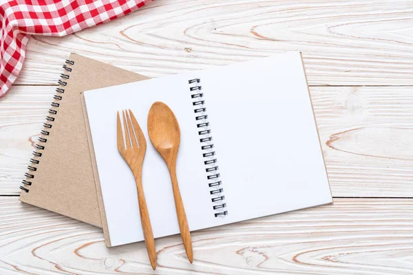 Libreta en blanco para nota de texto en superficie de madera con sapce de copia — Foto de Stock