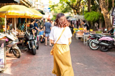 Mutlu ve güzel Asyalı kadın Khao Sarn Road, Tha seyahat