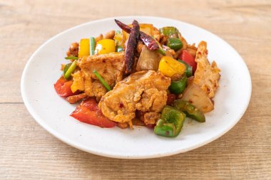 Cevizli kızarmış tavuk. 