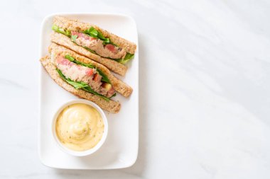 Ev yapımı ton balıklı sandviç 