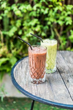 buzlu çikolata ve matcha yeşil çay bardağı masanın üzerine