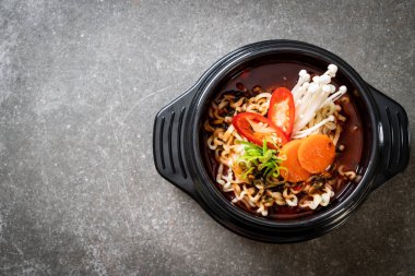 siyah kase Kore anlık erişte